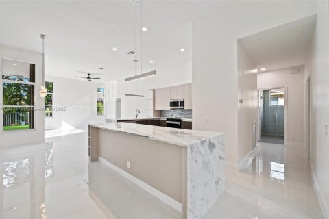 House in Weston, Florida 4 bedrooms, 252.32 sq.m. № 1699086 - photo 8