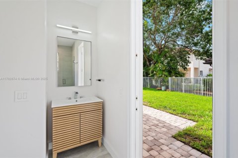 House in Weston, Florida 4 bedrooms, 252.32 sq.m. № 1699086 - photo 24
