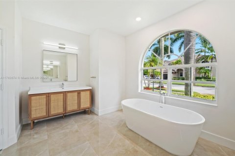 House in Weston, Florida 4 bedrooms, 252.32 sq.m. № 1699086 - photo 19