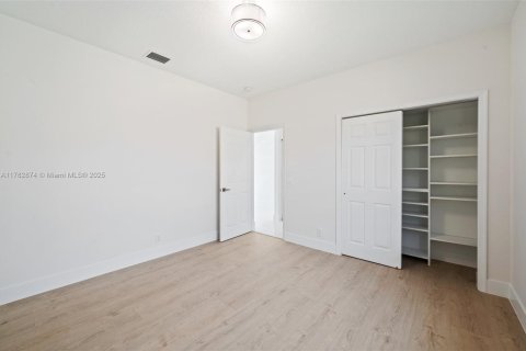 House in Weston, Florida 4 bedrooms, 252.32 sq.m. № 1699086 - photo 22