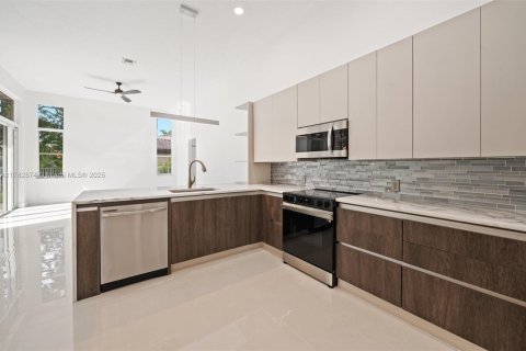 House in Weston, Florida 4 bedrooms, 252.32 sq.m. № 1699086 - photo 11
