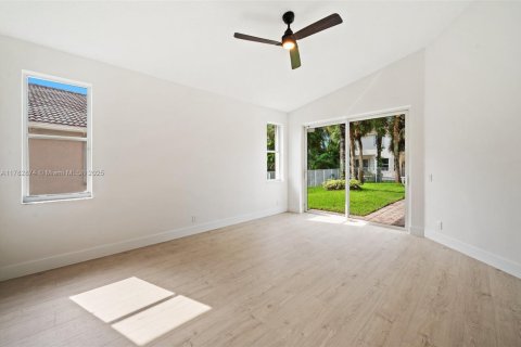 House in Weston, Florida 4 bedrooms, 252.32 sq.m. № 1699086 - photo 20