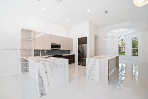House in Weston, Florida 4 bedrooms, 252.32 sq.m. № 1699086 - photo 10