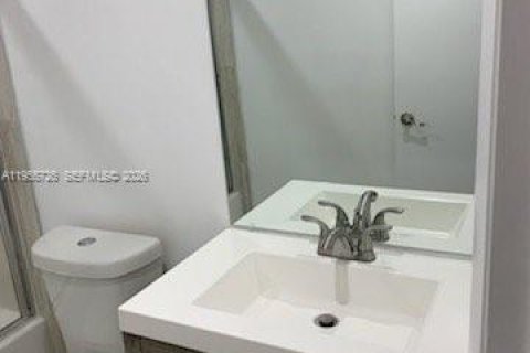 Casa en alquiler en Miami, Florida, 3 dormitorios, 215.53 m2 № 2009705 - foto 3