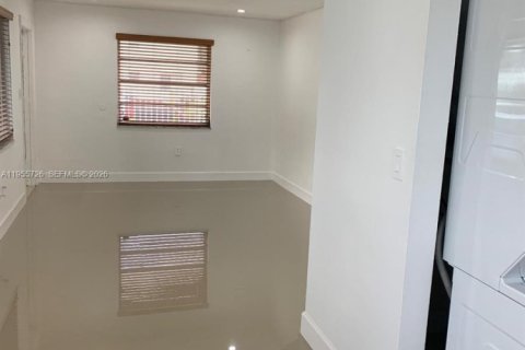 Casa en alquiler en Miami, Florida, 3 dormitorios, 215.53 m2 № 2009705 - foto 10