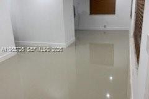 Casa en alquiler en Miami, Florida, 3 dormitorios, 215.53 m2 № 2009705 - foto 8