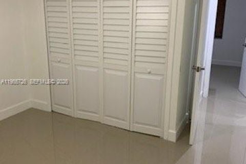 Casa en alquiler en Miami, Florida, 3 dormitorios, 215.53 m2 № 2009705 - foto 2