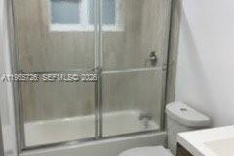 Casa en alquiler en Miami, Florida, 3 dormitorios, 215.53 m2 № 2009705 - foto 4