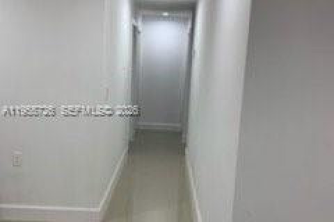 Casa en alquiler en Miami, Florida, 3 dormitorios, 215.53 m2 № 2009705 - foto 5