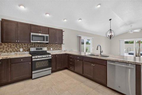 House in The Villages, Florida 2 bedrooms, 116.78 sq.m. № 2393475 - photo 5