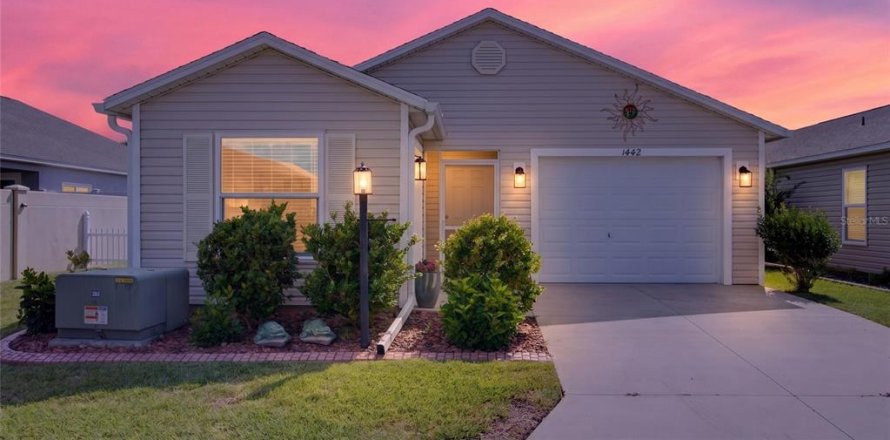 House in The Villages, Florida 2 bedrooms, 116.78 sq.m. № 2393475