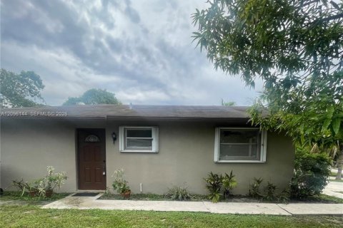 House in West Palm Beach, Florida 2 bedrooms, 88.26 sq.m. № 2399603 - photo 2
