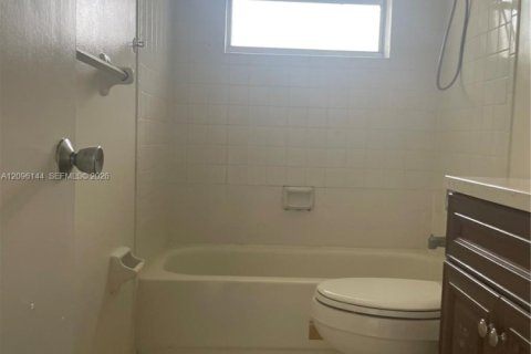 House in West Palm Beach, Florida 2 bedrooms, 88.26 sq.m. № 2399603 - photo 7