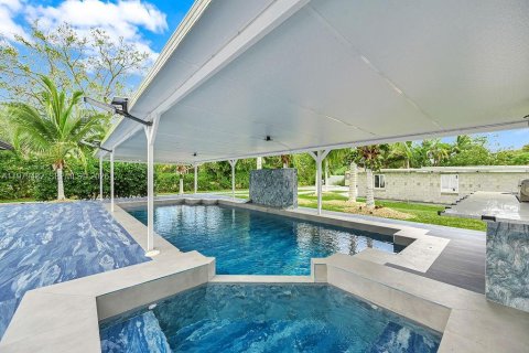 Villa ou maison à louer à Pinecrest, Floride: 5 chambres, 382.66 m2 № 2046085 - photo 5