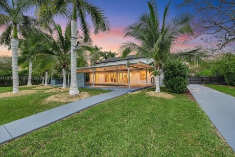 Villa ou maison à louer à Pinecrest, Floride: 5 chambres, 382.66 m2 № 2046085 - photo 2