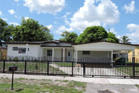 Villa ou maison à vendre à Miami Gardens, Floride: 4 chambres, 169.92 m2 № 1936680 - photo 1