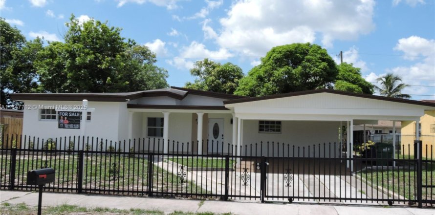 Villa ou maison à Miami Gardens, Floride 4 chambres, 169.92 m2 № 1936680