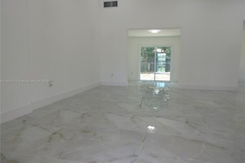 Villa ou maison à vendre à Miami Gardens, Floride: 4 chambres, 169.92 m2 № 1936680 - photo 15