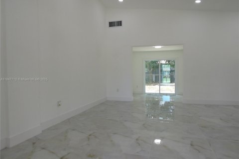Villa ou maison à vendre à Miami Gardens, Floride: 4 chambres, 169.92 m2 № 1936680 - photo 11