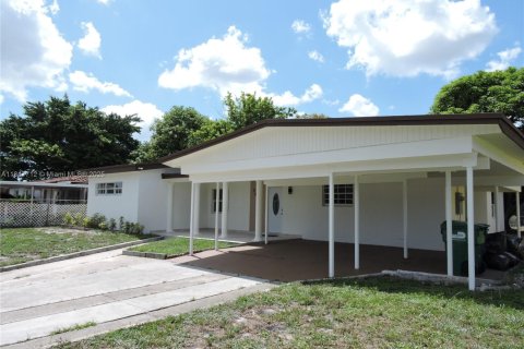 Villa ou maison à vendre à Miami Gardens, Floride: 4 chambres, 169.92 m2 № 1936680 - photo 3