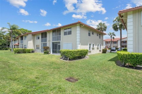 Condo in Margate, Florida, 2 bedrooms  № 1939336 - photo 2