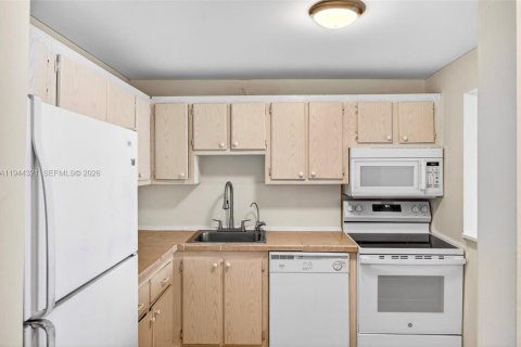 Condo in North Miami Beach, Florida, 1 bedroom № 2091076 - photo 9