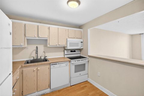 Condo in North Miami Beach, Florida, 1 bedroom № 2091076 - photo 10