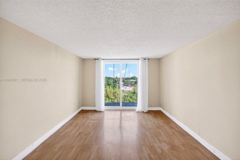 Condo in North Miami Beach, Florida, 1 bedroom № 2091076 - photo 3