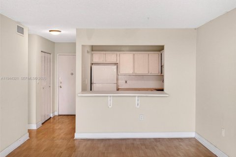 Condo in North Miami Beach, Florida, 1 bedroom № 2091076 - photo 6