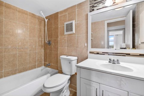 Condo in North Miami Beach, Florida, 1 bedroom № 2091076 - photo 13