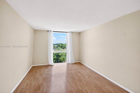Condo in North Miami Beach, Florida, 1 bedroom № 2091076 - photo 15