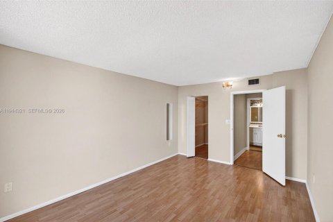 Condo in North Miami Beach, Florida, 1 bedroom № 2091076 - photo 16