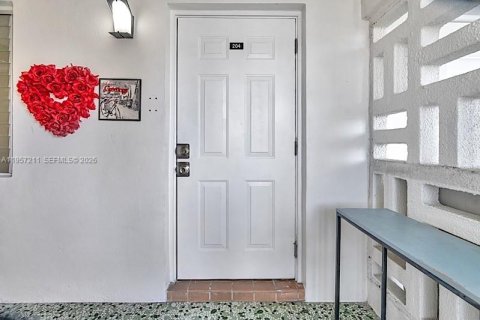 Condominio en alquiler en North Miami Beach, Florida, 2 dormitorios, 77.95 m2 № 2011229 - foto 2