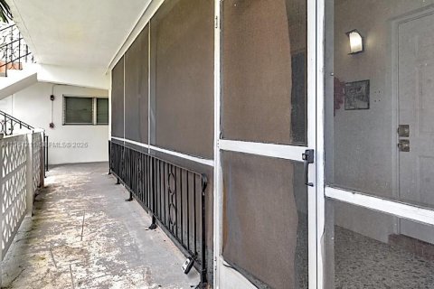 Condominio en North Miami Beach, Florida, 2 dormitorios  № 2011229