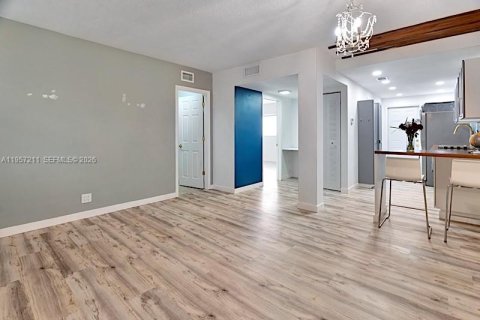 Condominio en alquiler en North Miami Beach, Florida, 2 dormitorios, 77.95 m2 № 2011229 - foto 4