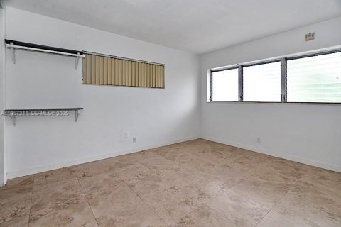 Condominio en alquiler en North Miami Beach, Florida, 2 dormitorios, 77.95 m2 № 2011229 - foto 17