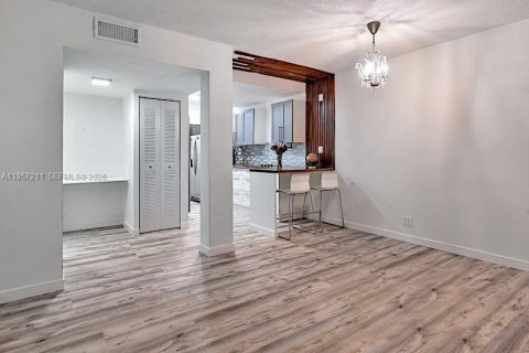 Condominio en alquiler en North Miami Beach, Florida, 2 dormitorios, 77.95 m2 № 2011229 - foto 5