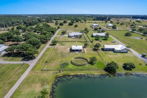 House in Fort Pierce, Florida 3 bedrooms, 259.48 sq.m. № 1141355 - photo 1