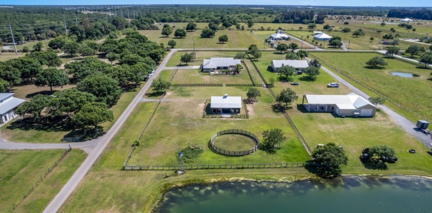 House in Fort Pierce, Florida 3 bedrooms, 259.48 sq.m. № 1141355
