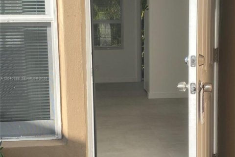 House in North Miami Beach, Florida 1 bedroom, 65.03 sq.m. № 2087326 - photo 2