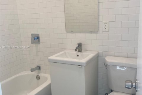 House in North Miami Beach, Florida 1 bedroom, 65.03 sq.m. № 2087326 - photo 12