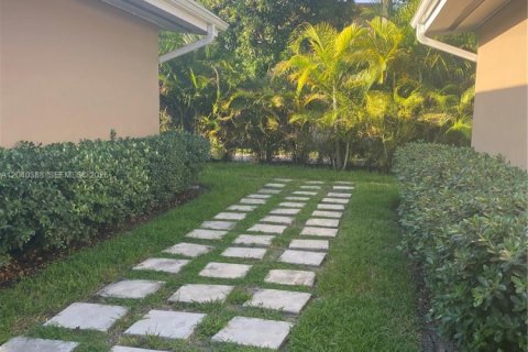 House in North Miami Beach, Florida 1 bedroom, 65.03 sq.m. № 2087326 - photo 21