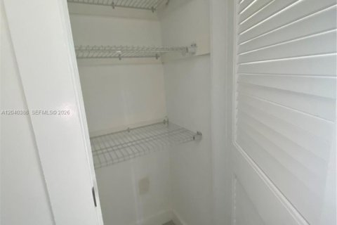 House in North Miami Beach, Florida 1 bedroom, 65.03 sq.m. № 2087326 - photo 14
