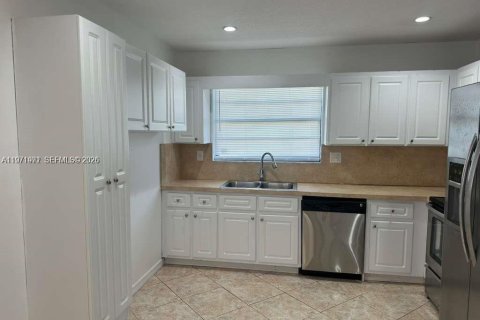 Villa ou maison à vendre à Hallandale Beach, Floride: 4 chambres, 143.26 m2 № 2079778 - photo 3