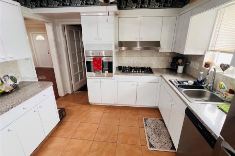 House in Coral Gables, Florida 3 bedrooms, 145.76 sq.m. № 1995851 - photo 7