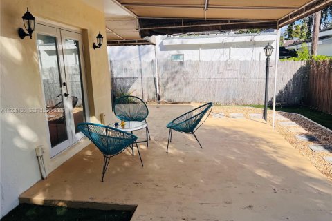 House in Coral Gables, Florida 3 bedrooms, 145.76 sq.m. № 1995851 - photo 9