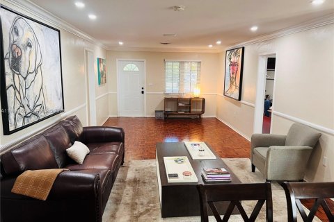 House in Coral Gables, Florida 3 bedrooms, 145.76 sq.m. № 1995851 - photo 2