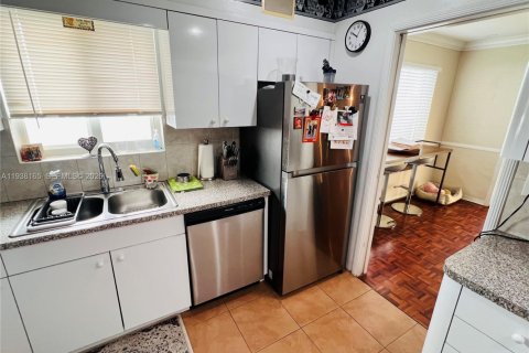 House in Coral Gables, Florida 3 bedrooms, 145.76 sq.m. № 1995851 - photo 8