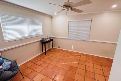 House in Coral Gables, Florida 3 bedrooms, 145.76 sq.m. № 1995851 - photo 6