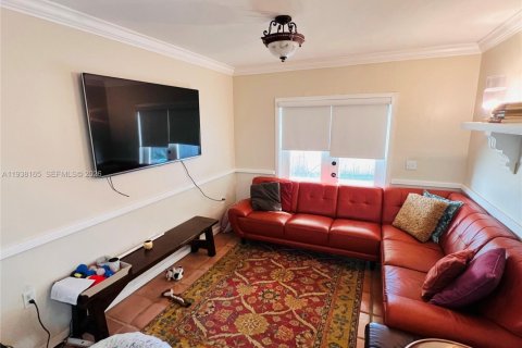 House in Coral Gables, Florida 3 bedrooms, 145.76 sq.m. № 1995851 - photo 4